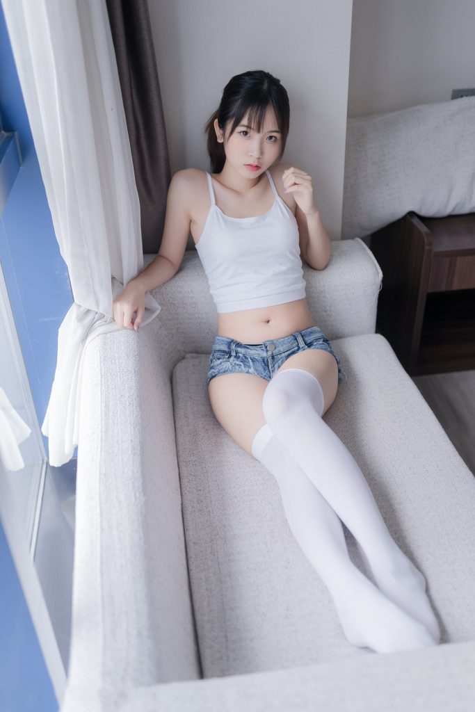 [喵糖映画]VOL.442 白丝 吊带热裤 [36P/124MB]插图3