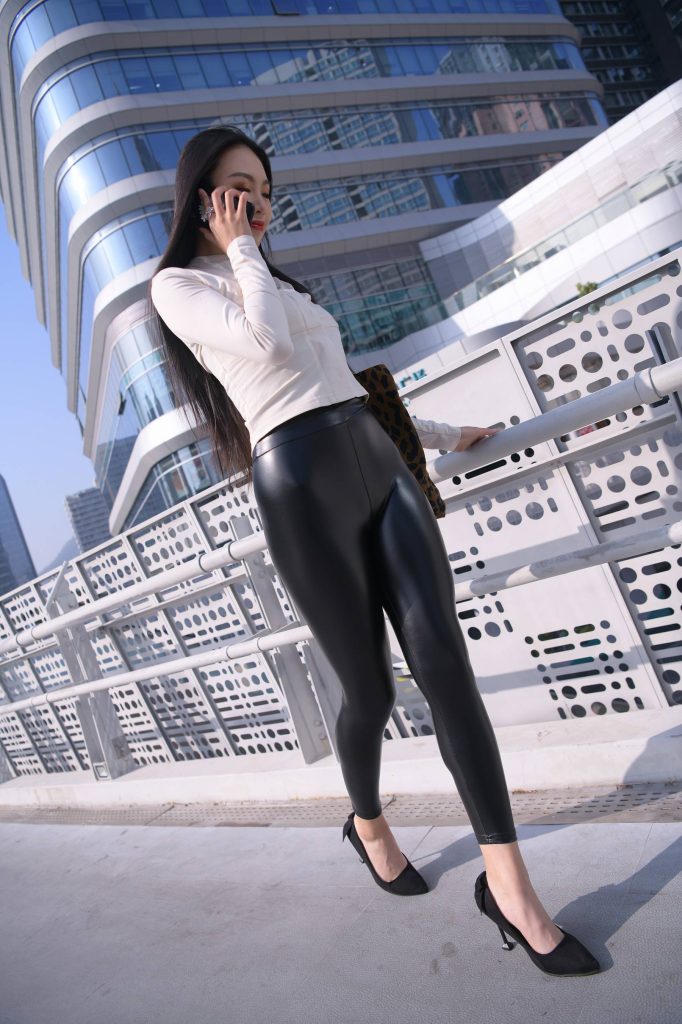 精选街拍 No.258 油亮的黑皮裤极品熟女（三） [100P/141M]插图2