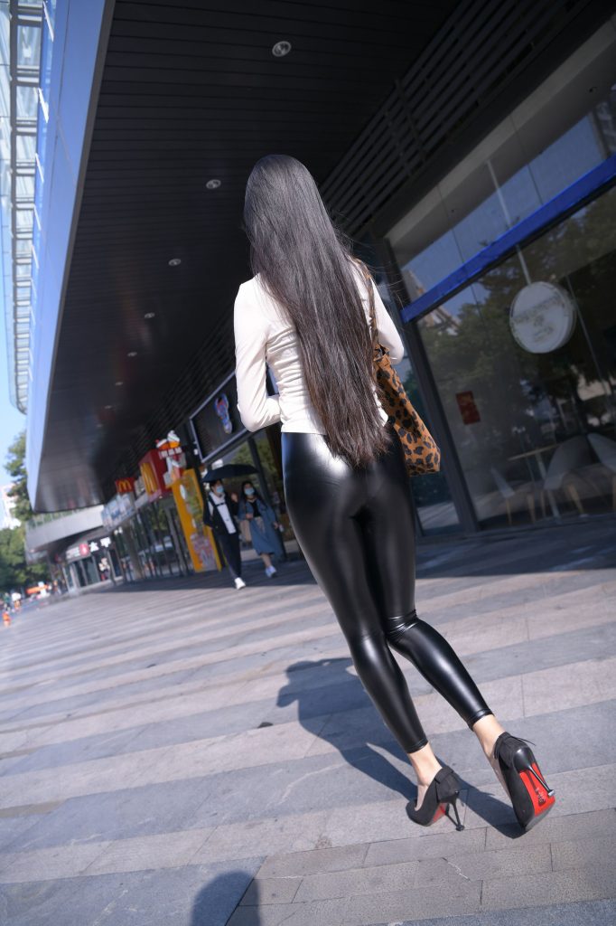 精选街拍 No.260 油亮的黑皮裤极品熟女（五） [100P/140M]-无料摄影圈