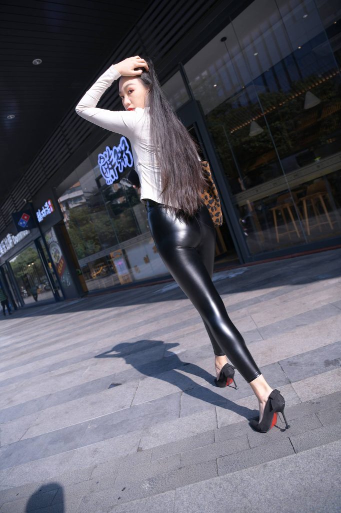 精选街拍 No.260 油亮的黑皮裤极品熟女（五） [100P/140M]插图3