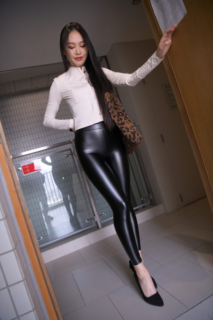 精选街拍 No.260 油亮的黑皮裤极品熟女（五） [100P/140M]插图1