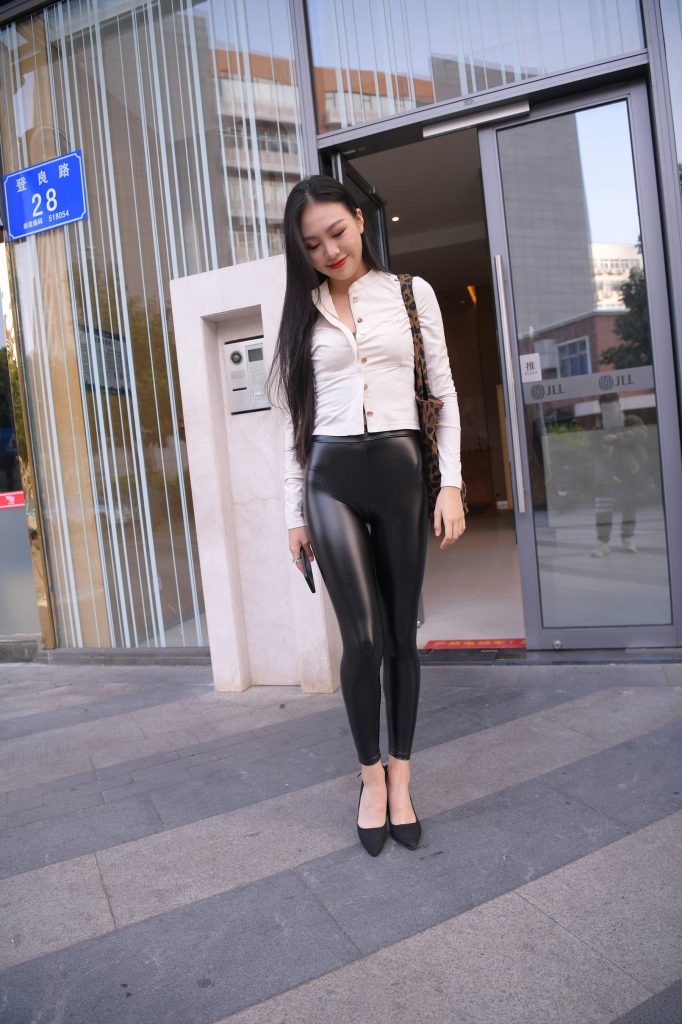 精选街拍 No.263 油亮的黑皮裤极品熟女（八） [100P/144M]插图3