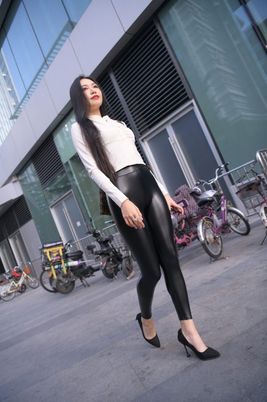 精选街拍 No.265 油亮的黑皮裤极品熟女（十） [100P/157M]-无料摄影圈