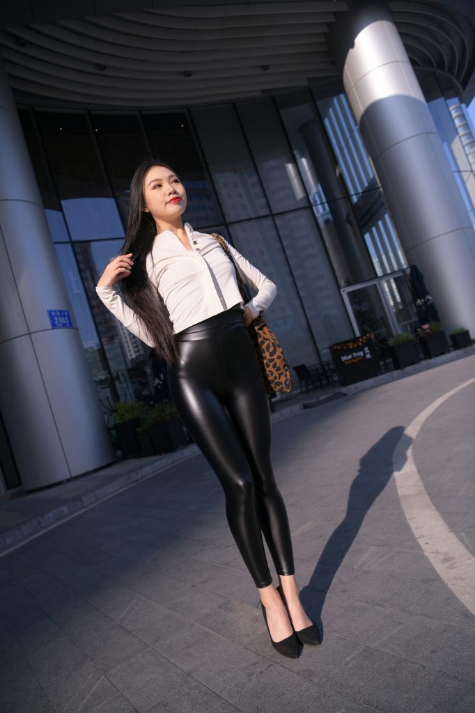 精选街拍 No.266 油亮的黑皮裤极品熟女（十一） [100P/155M]插图3