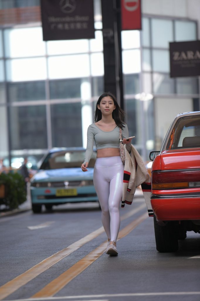 精选街拍 No.339 闪闪发光的诱人紧身白裤（二） [80P/70M]插图2