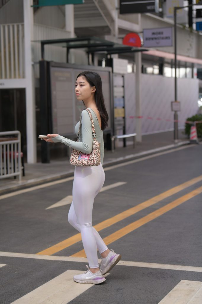 精选街拍 No.340 闪闪发光的诱人紧身白裤（三） [80P/69M]插图1