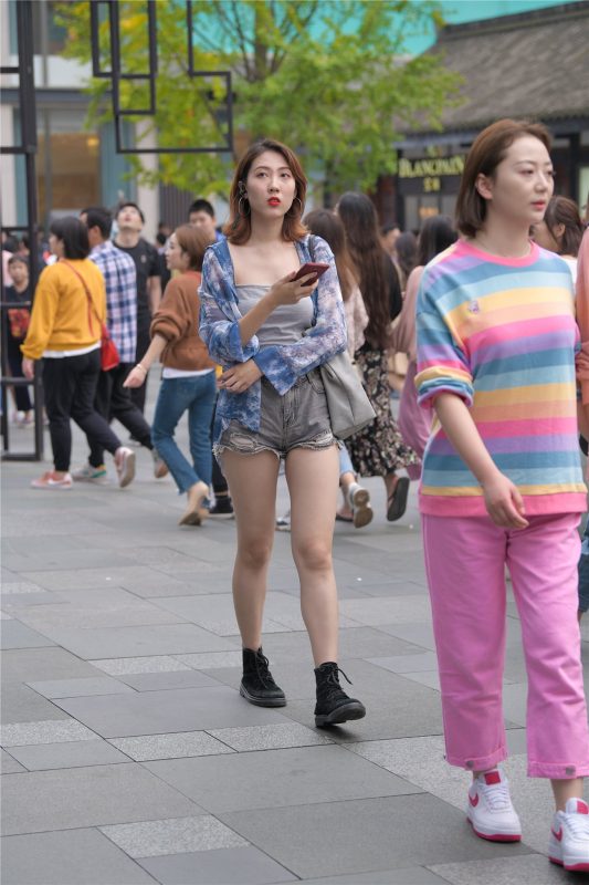 精选街拍 No.365 高腰热裤，肉肉的大白腿 [82P/46M]-无料摄影圈