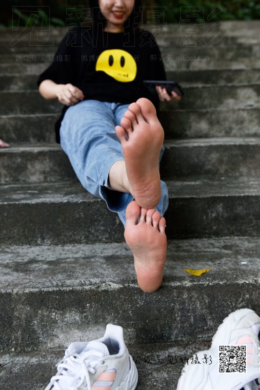 [见新摄影]NO.013 大学护理美女户外牛仔裤棉袜[63P/1V/1.62GB]-无料摄影圈