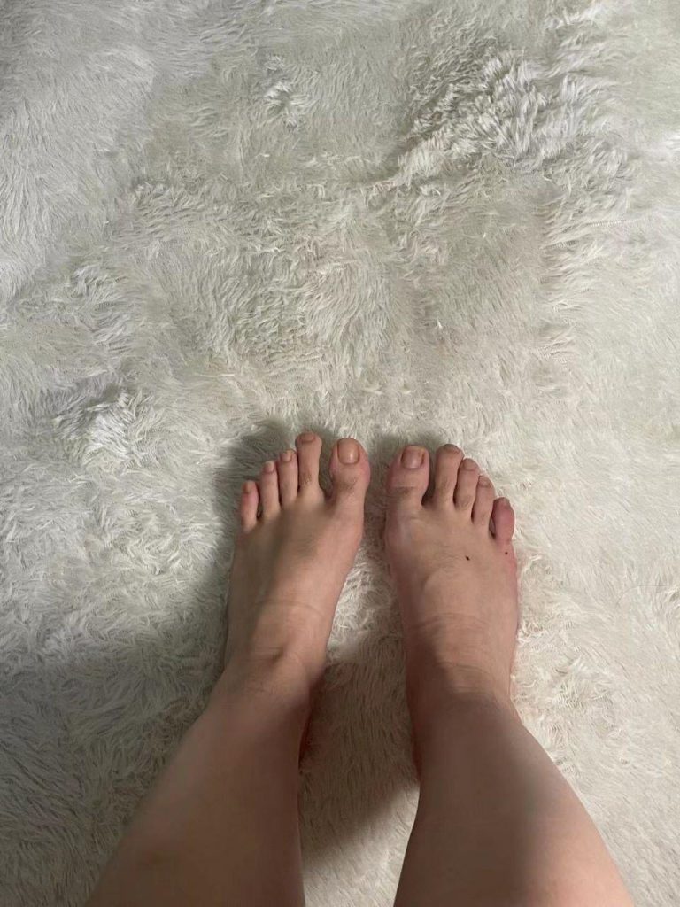 脚模面试脸足同框套路系列-003-04号-168 46 36倒计时 骚内裤 挑鞋[10P/12V/66MB]插图3