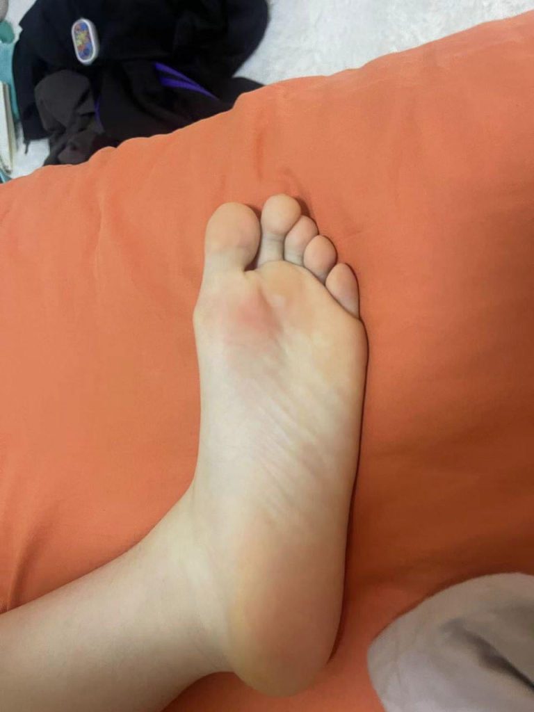 脚模面试脸足同框套路系列-003-04号-168 46 36倒计时 骚内裤 挑鞋[10P/12V/66MB]插图2