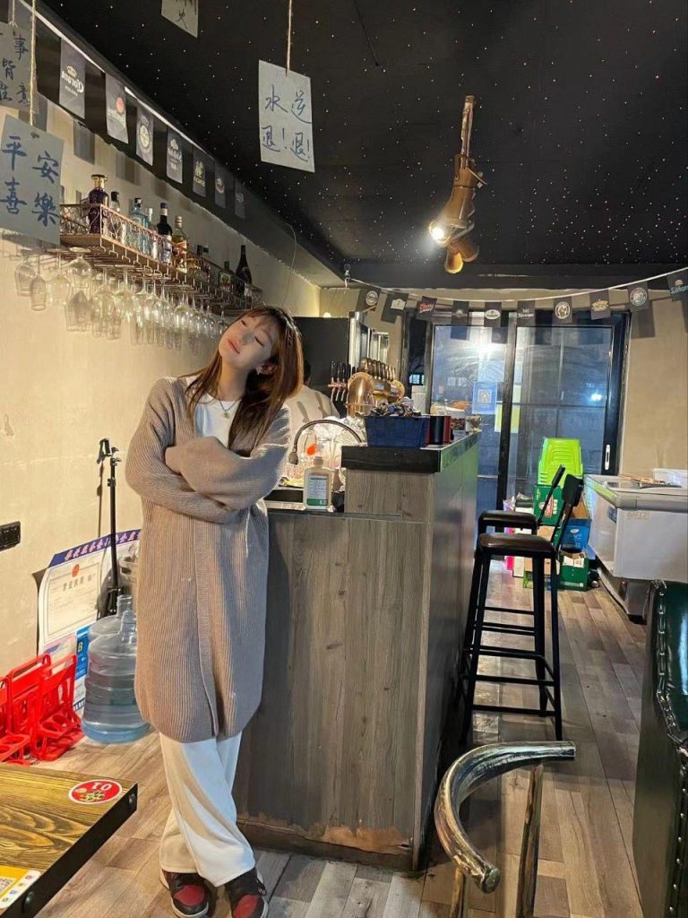 脚模面试脸足同框套路系列-004-06号-172 112 38.5红发黑丝展示[8P/8V/68MB]插图3