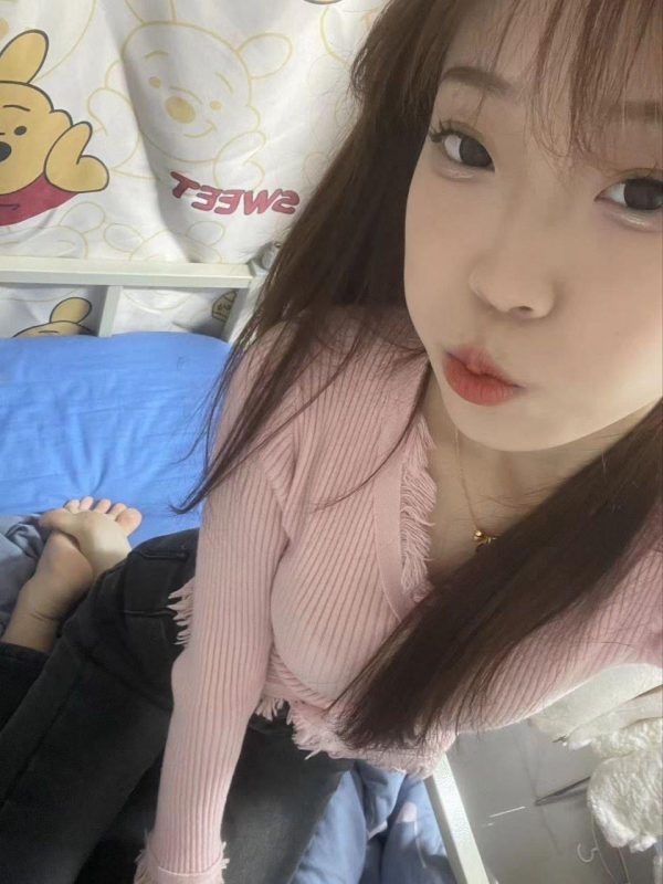 脚模面试脸足同框套路系列-006-08号-重磅女大学生 俯视秀足 挑鞋 展示[6P/10V/111MB]-无料摄影圈