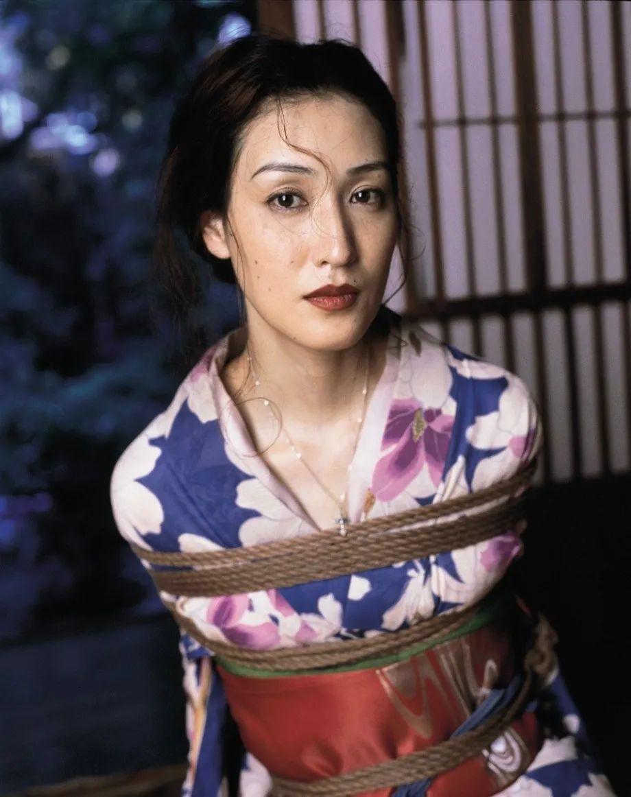 从少女到妻子再到母亲:日本私房摄影3大视角,揭开被凝视的秘密插图14 从少女到妻子再到母亲:日本私房摄影3大视角,揭开被凝视的秘密插图14