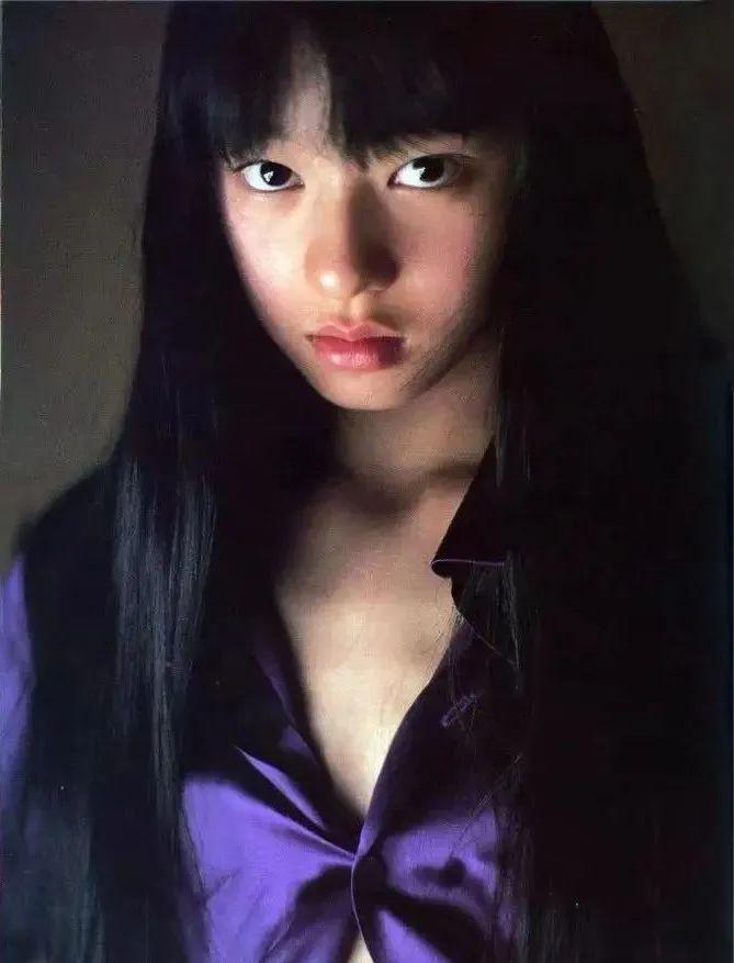 从少女到妻子再到母亲:日本私房摄影3大视角,揭开被凝视的秘密插图24 从少女到妻子再到母亲:日本私房摄影3大视角,揭开被凝视的秘密插图24