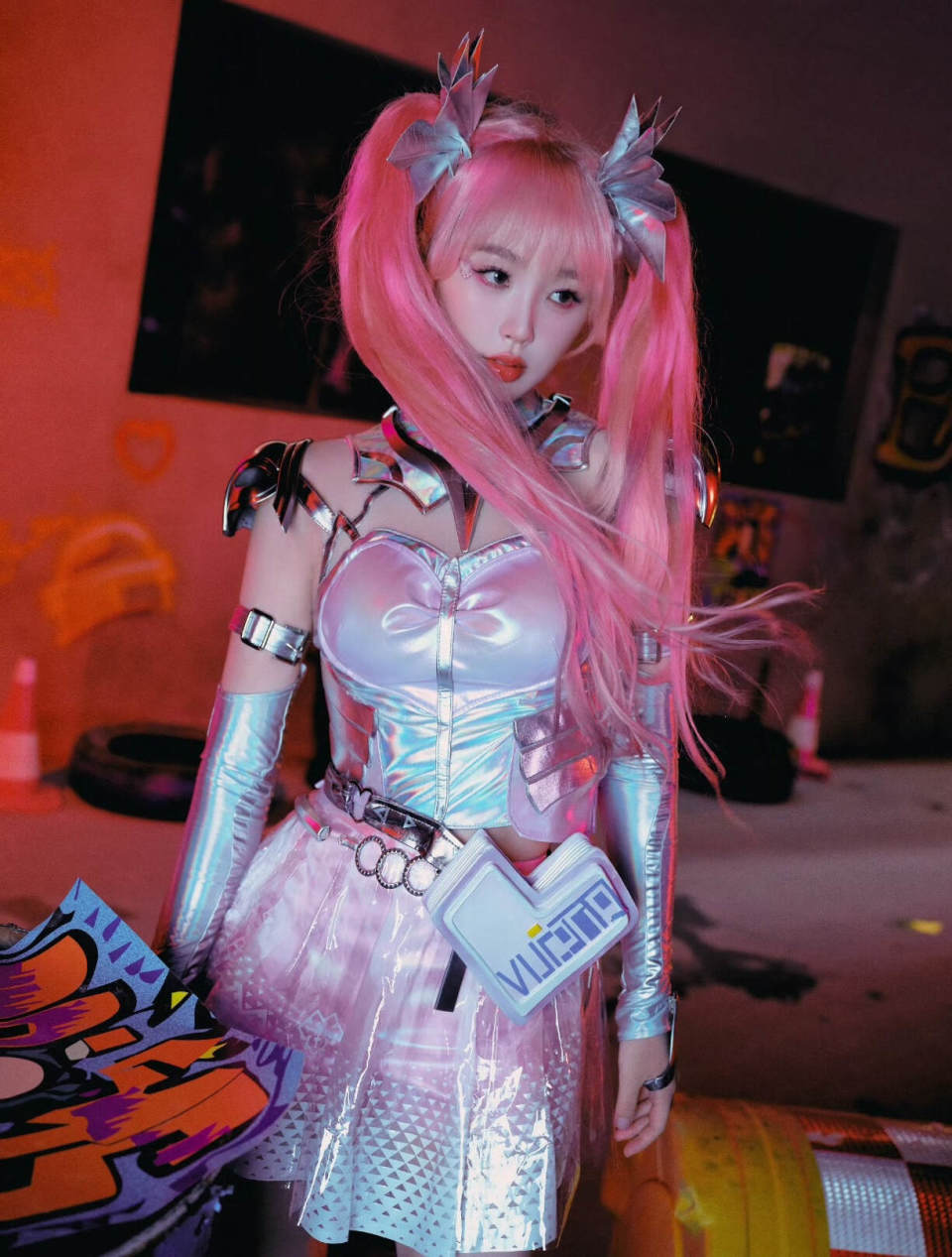 虞书欣COS孙尚香,身穿银色紧身衣,头戴红色双马尾,造型很炫酷插图 虞书欣COS孙尚香,身穿银色紧身衣,头戴红色双马尾,造型很炫酷插图