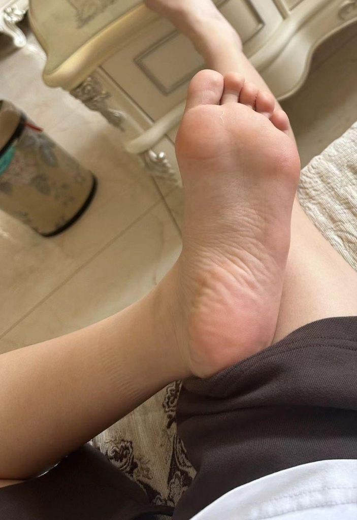 脚模面试脸足同框套路系列-015-17号-168 88 37说话声音奇特[8P/2V/30MB]插图1