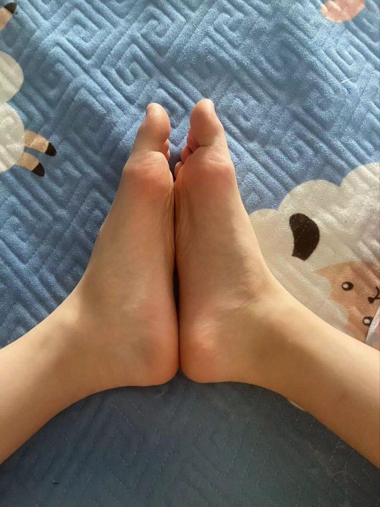 脚模面试脸足同框套路系列-019-21号-直播中被骂破防[16P/9V/201MB]插图1