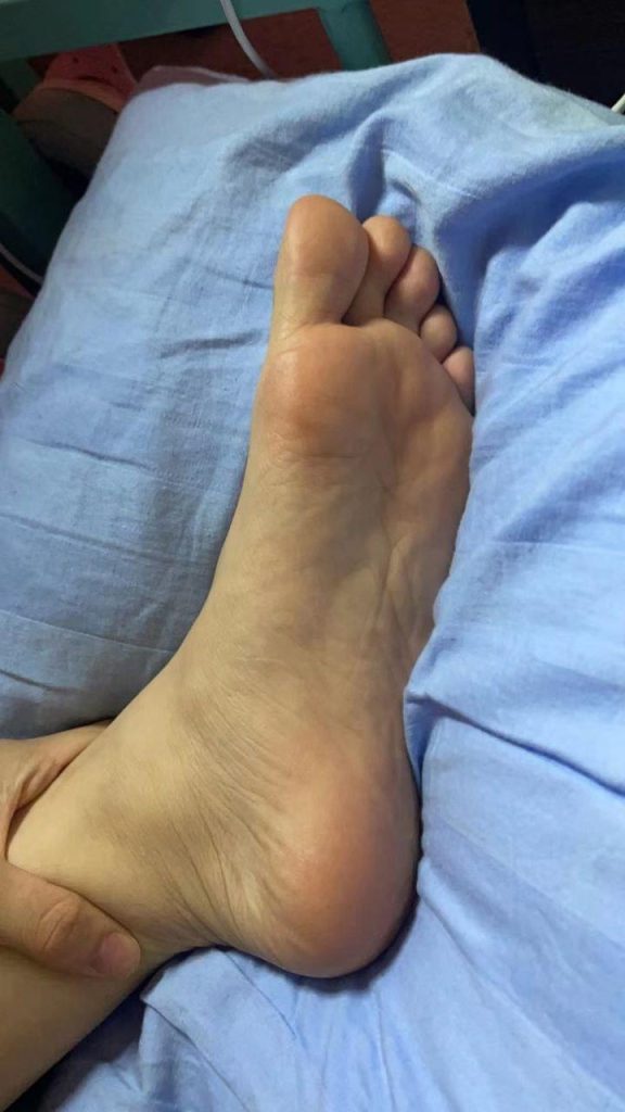 脚模面试脸足同框套路系列-044-165 92 37 小腿纹身[6P/8V/276MB]插图2