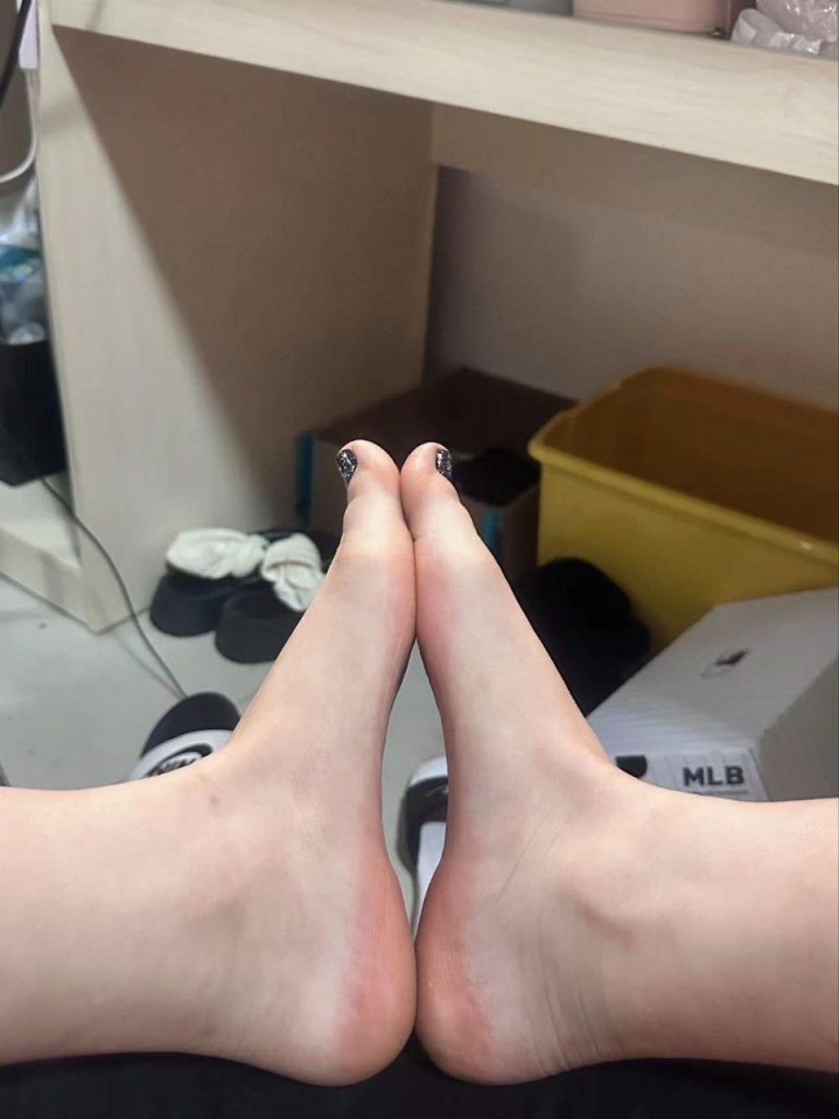 脚模面试脸足同框套路系列-046-165 98 37 拖鞋展示黑丝[7P/3V/25MB]插图1