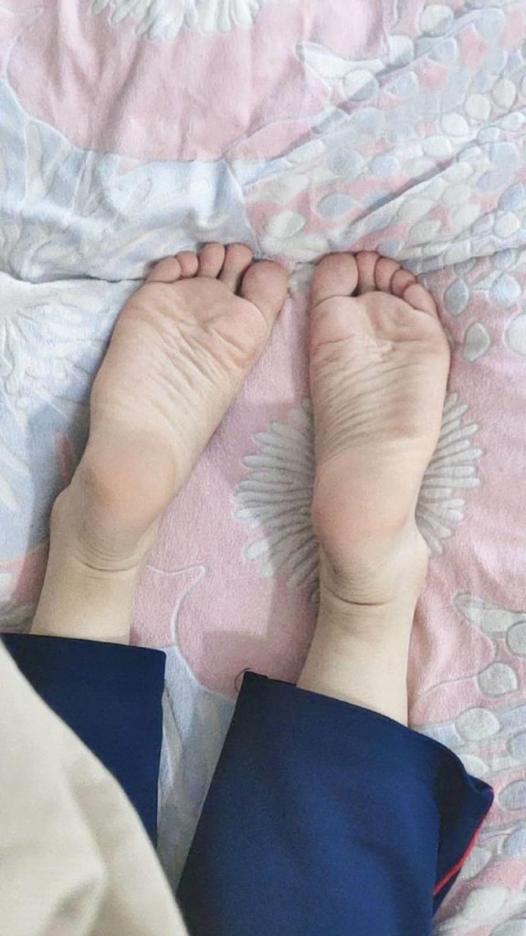 脚模面试脸足同框套路系列-069-穿着校服裤子各种姿势拍脚[18P/17V/321MB]插图3