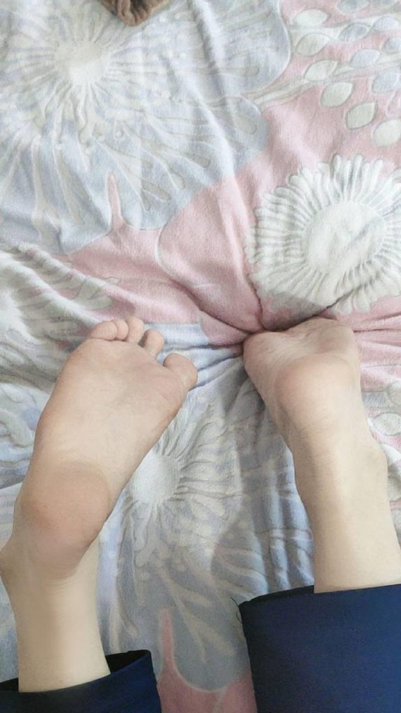 脚模面试脸足同框套路系列-069-穿着校服裤子各种姿势拍脚[18P/17V/321MB]插图1