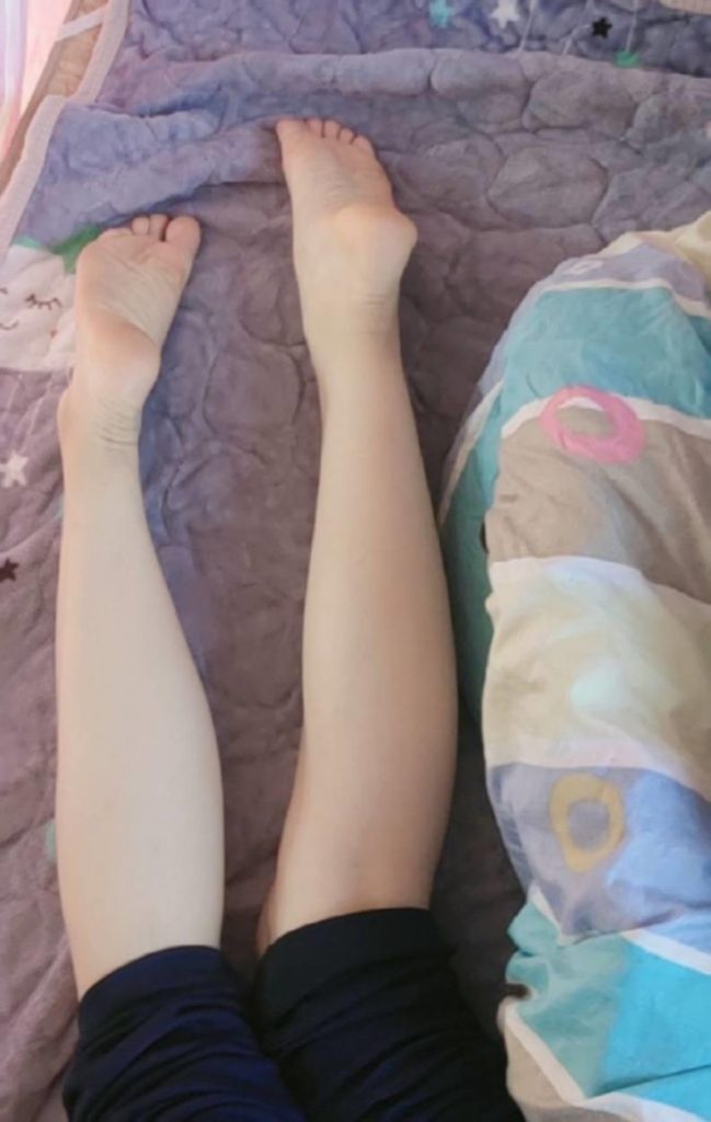 脚模面试脸足同框套路系列-069-穿着校服裤子各种姿势拍脚[18P/17V/321MB]插图2