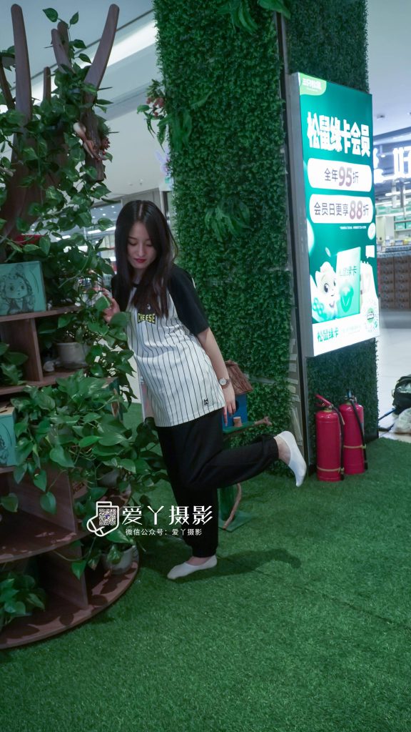 爱丫摄影 001 未来城黑白衣白棉袜船袜脚全程 [190P/2V/9.73G]插图1