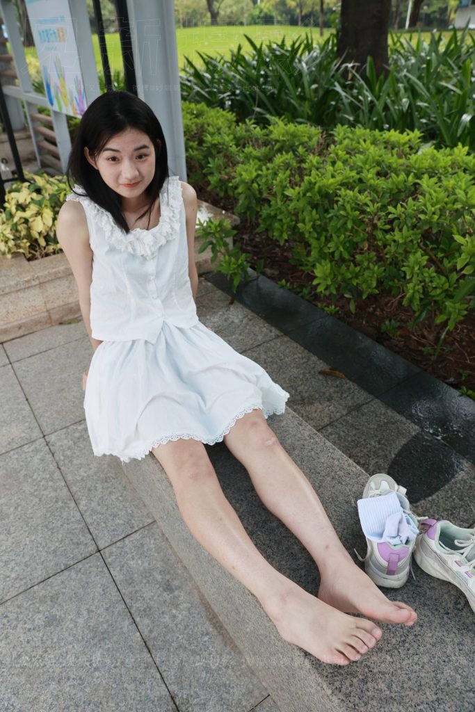 见新摄影 057 宝藏女孩耐克白裙白棉袜脚 [175P/2V/2.17G]-无料摄影圈