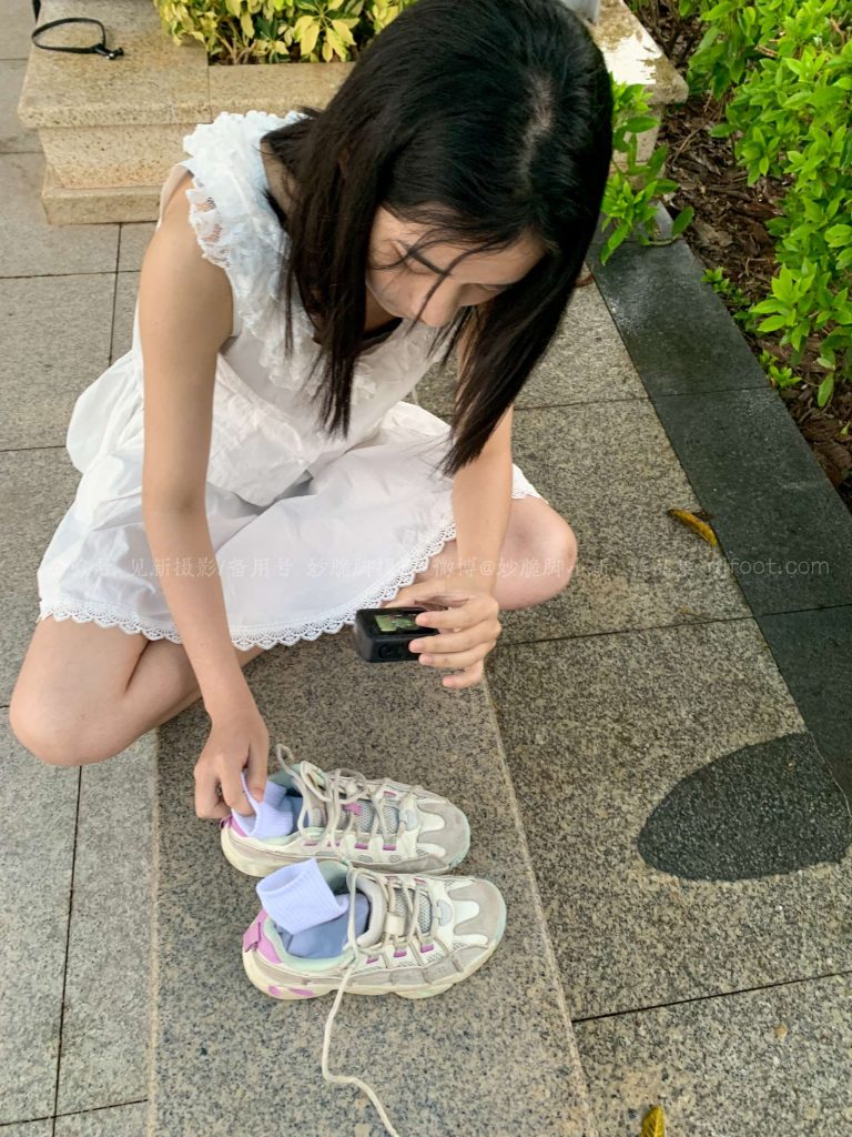 见新摄影 057 宝藏女孩耐克白裙白棉袜脚 [175P/2V/2.17G]插图1