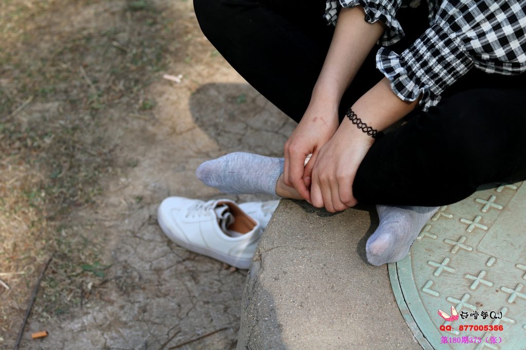 开膛手杰克 180期 小白鞋灰色棉穿袜脚裸足 [373P/1V/1.93G]插图3