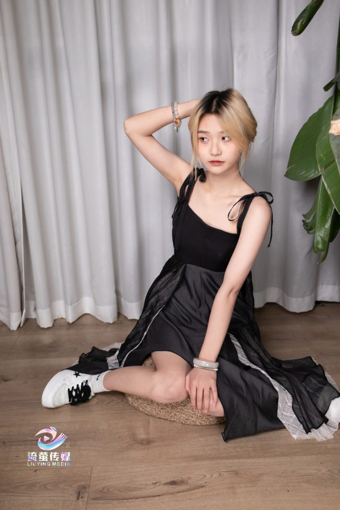 流萤传媒 LYM2 小满甜酷裙白棉袜小白鞋裸足 [308P/4V/6.33G]插图2