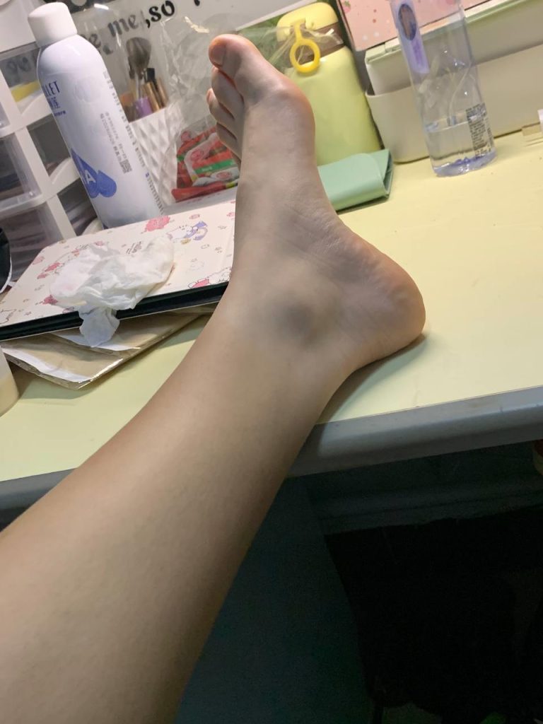 脚模面试脸足同框套路系列-072-大一新生被人看脚觉的光荣[3P/13V/508MB]插图2