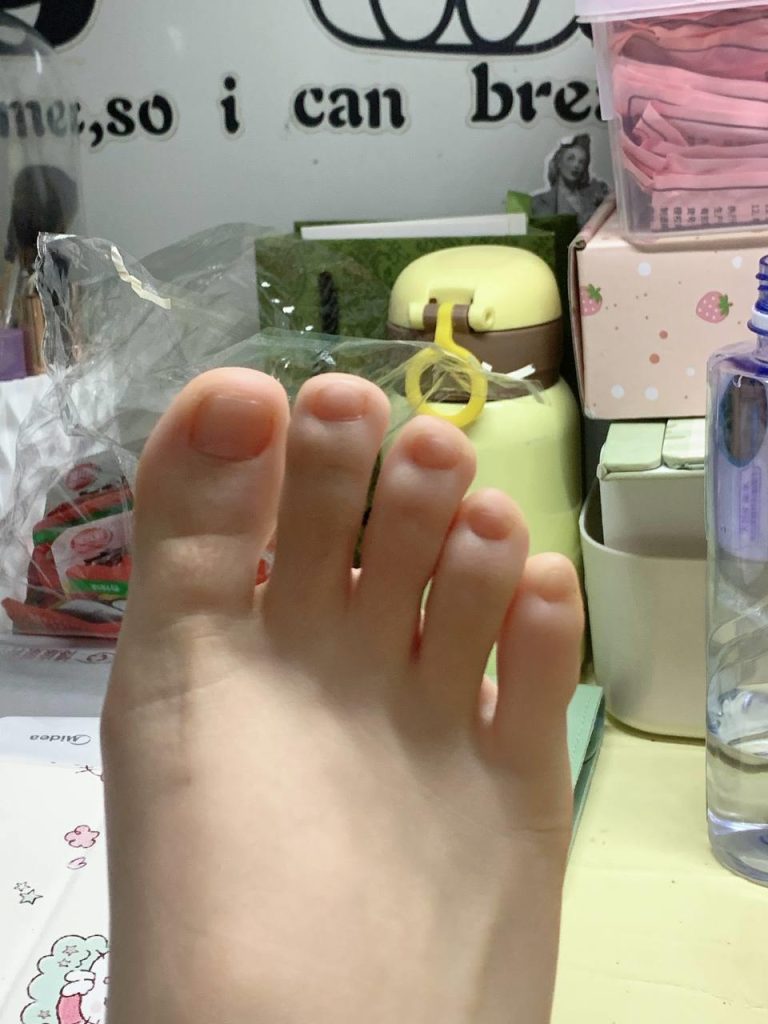 脚模面试脸足同框套路系列-072-大一新生被人看脚觉的光荣[3P/13V/508MB]插图1