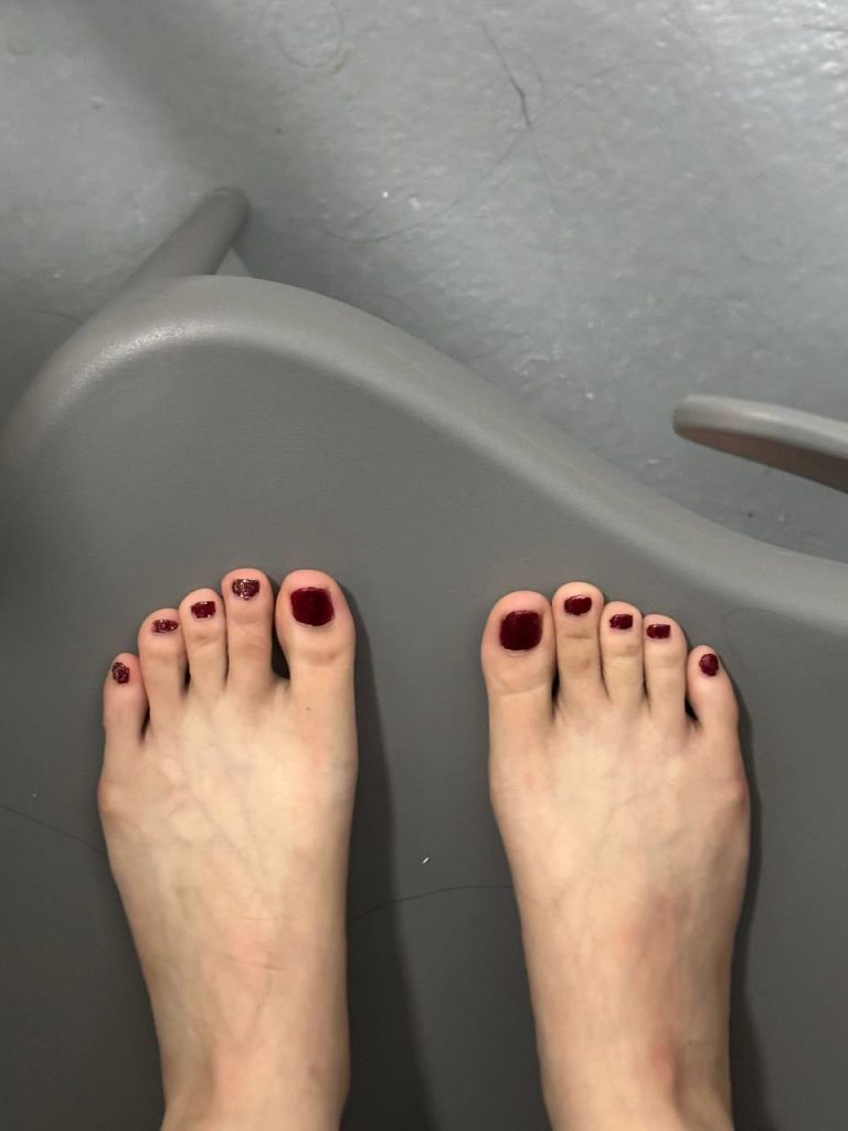 脚模面试脸足同框套路系列-073-呆萌红指甲妹妹各种姿势秀腿脚[18P/28V/327MB]插图2