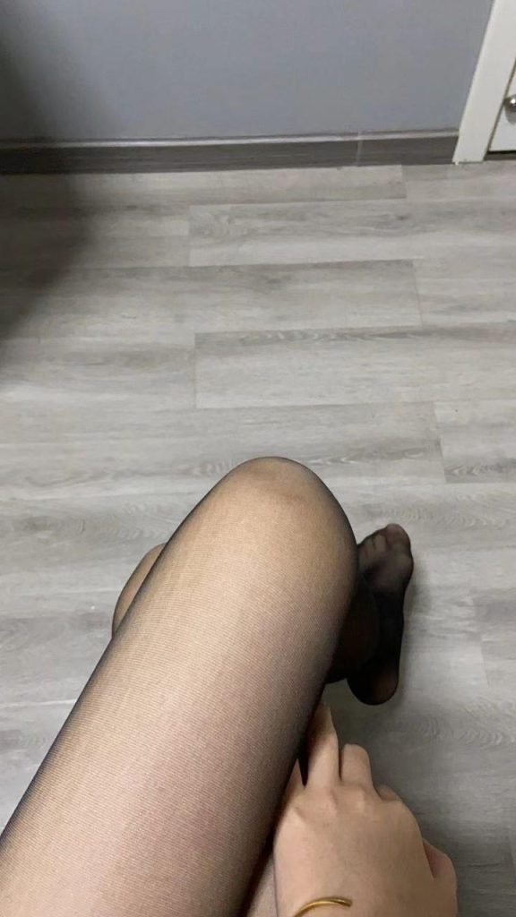 脚模面试脸足同框套路系列-084-黑丝踩屏秀脚 主播[4P/14V/132MB]插图2