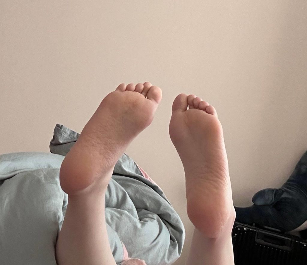 脚模面试脸足同框套路系列-087-金色指甲黑眼眶姐姐[11P/21V/195MB]插图1