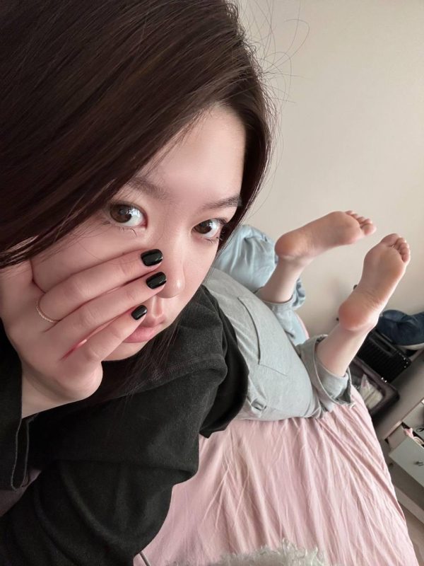 脚模面试脸足同框套路系列-087-金色指甲黑眼眶姐姐[11P/21V/195MB]-无料摄影圈