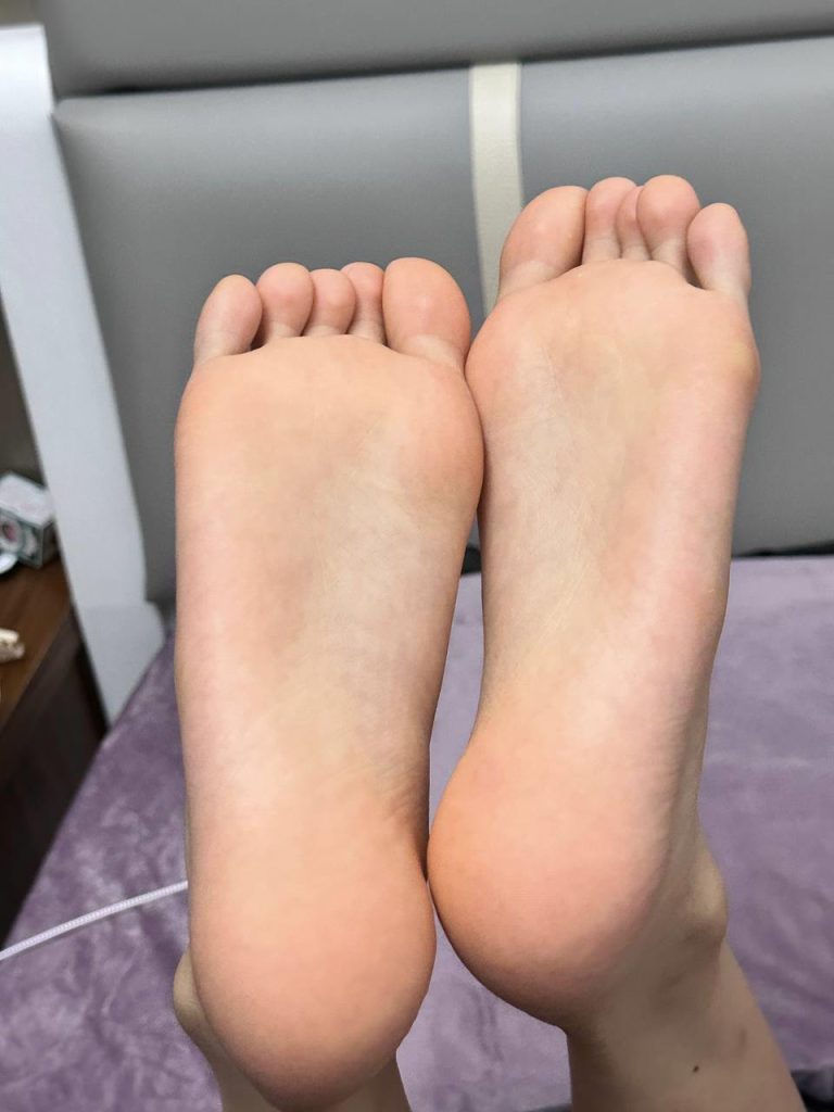 脚模面试脸足同框套路系列-093 模拟zj各种姿势秀腿脚 [18P/28V/327M]插图1