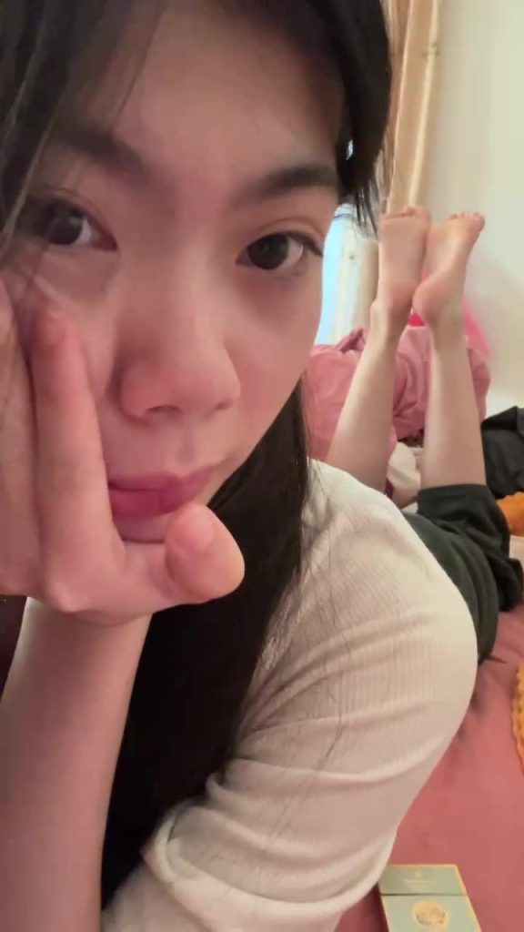 脚模面试脸足同框套路系列-107 银框眼镜女大秀脚 摆弄表情 [65P/29V/188M]插图3