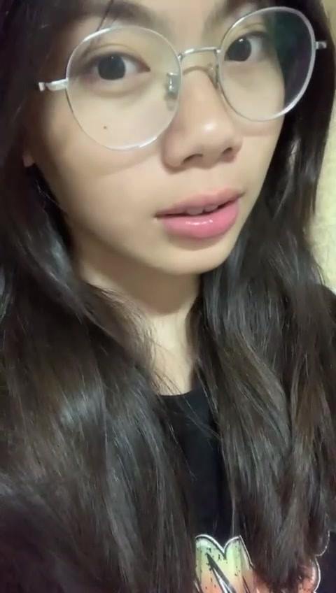 脚模面试脸足同框套路系列-107 银框眼镜女大秀脚 摆弄表情 [65P/29V/188M]插图2