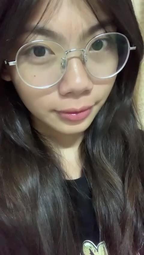 脚模面试脸足同框套路系列-107 银框眼镜女大秀脚 摆弄表情 [65P/29V/188M]插图1