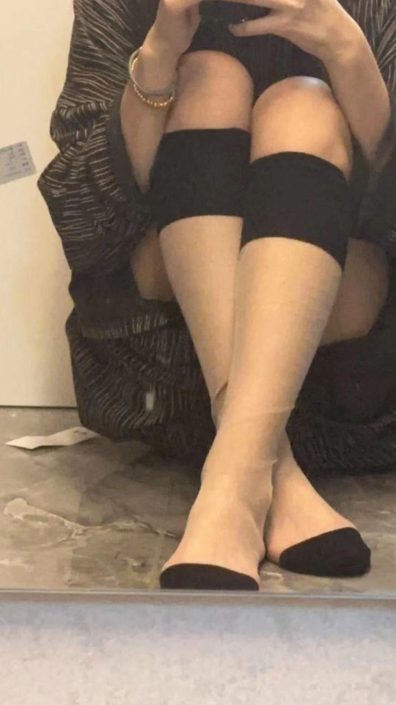 脚模面试脸足同框套路系列-115 165 90 37小富婆 黑丝 牙齿展示[10P/7V/133M]插图2