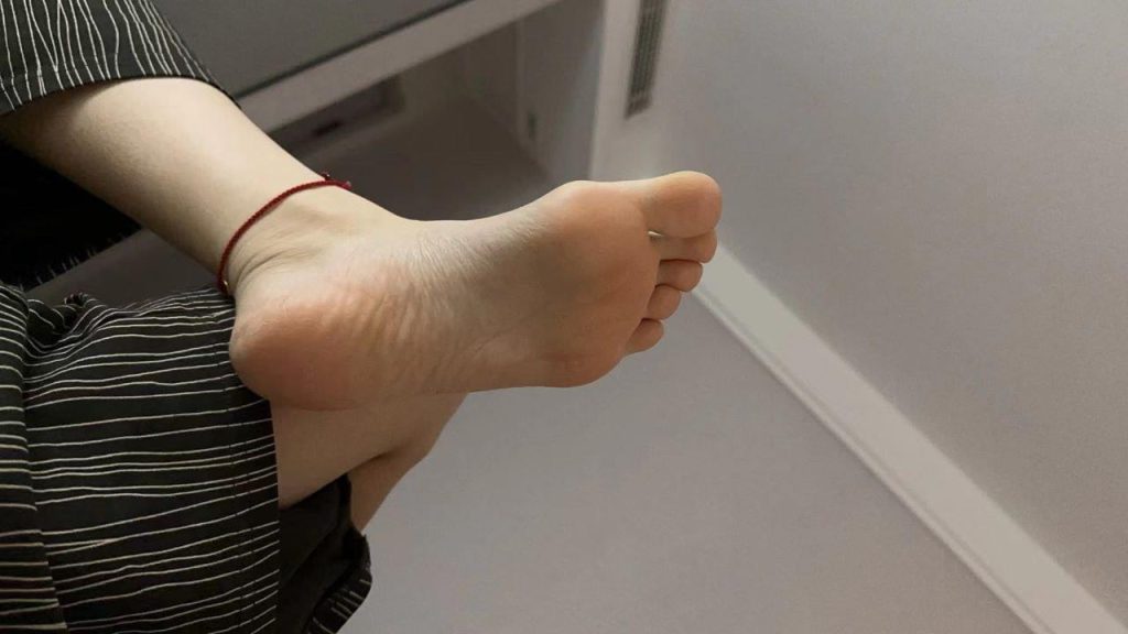 脚模面试脸足同框套路系列-115 165 90 37小富婆 黑丝 牙齿展示[10P/7V/133M]插图1