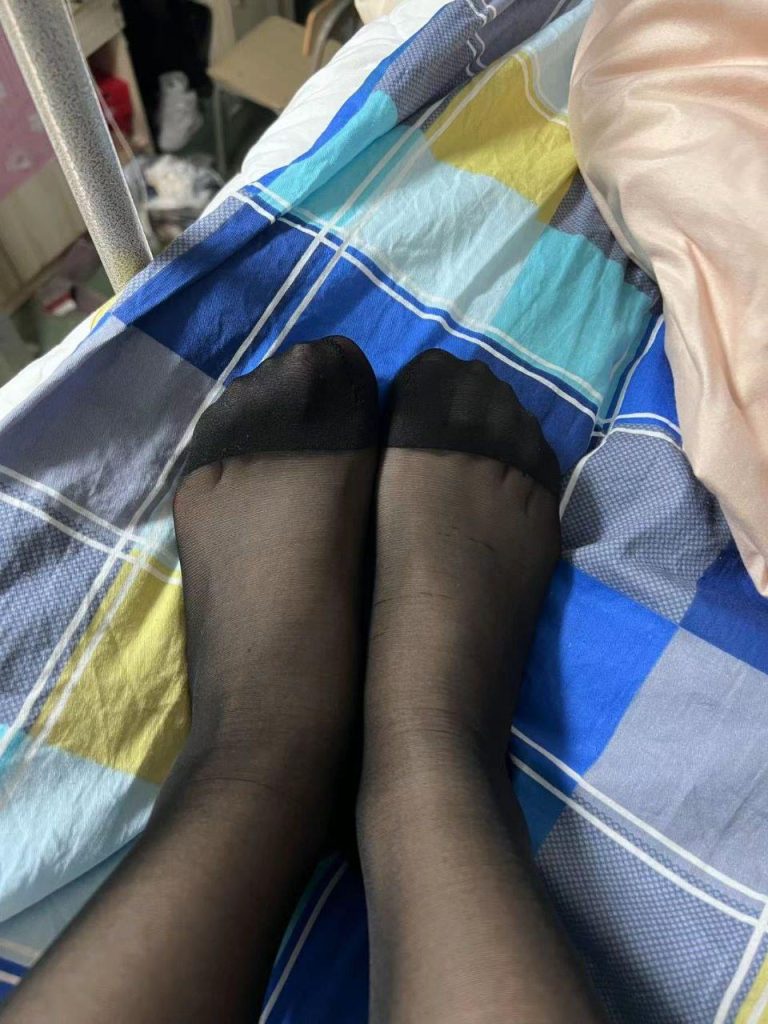 脚模面试脸足同框套路系列-121 宿舍黑丝内衣足底秀[15P/13V/70M]插图2