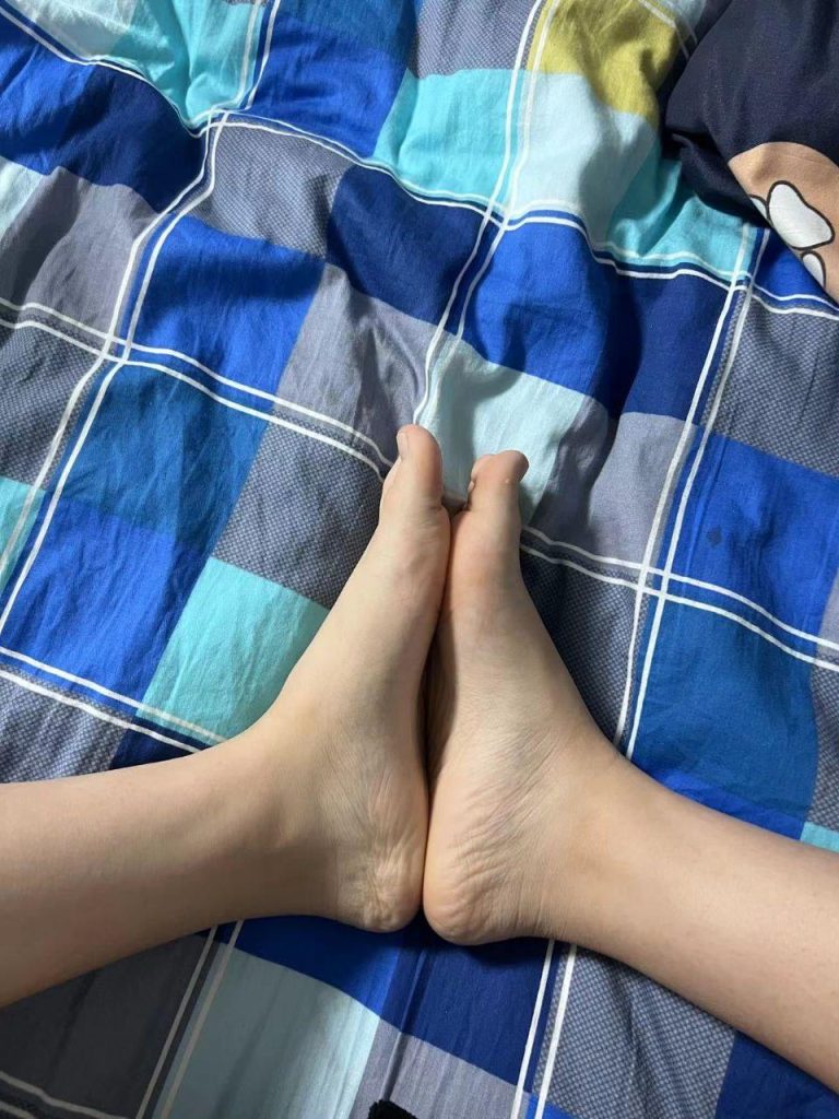 脚模面试脸足同框套路系列-121 宿舍黑丝内衣足底秀[15P/13V/70M]插图3