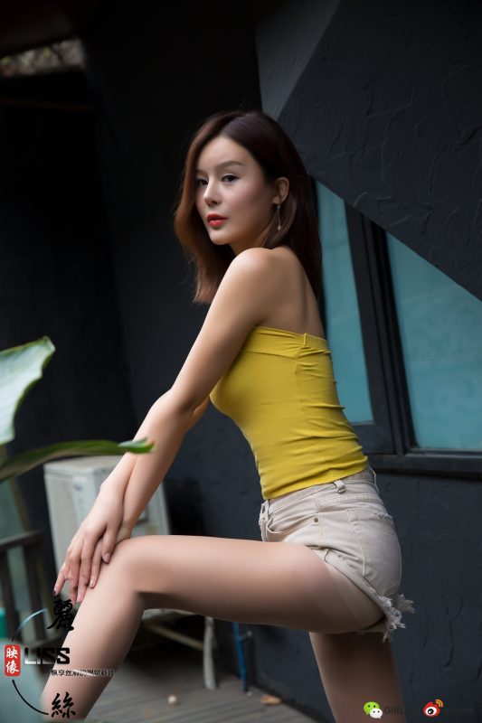 [LISS丽丝映像]NO.038 凉冰《穿超短热裤+丝袜的凉冰》[53P/835MB]-无料摄影圈