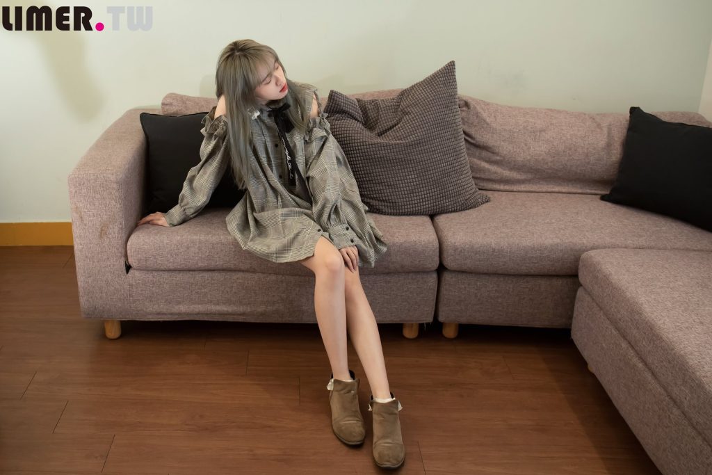 Limerence原创 NO.018 清纯可爱大二女学生首次尝试拍摄脱袜美腿脚趾脚底[188P/1V/4.09GB]插图1