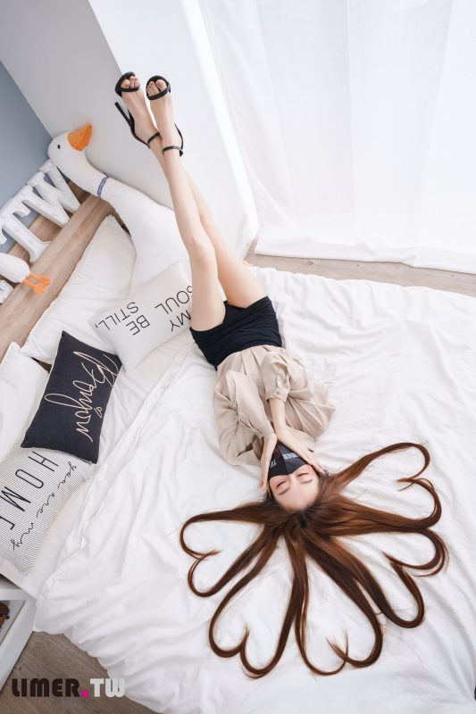 Limerence原创 NO.051 語葳女神 OL 床上办公 极品嫩足桌下露出[103P/1V/3.23GB]-无料摄影圈