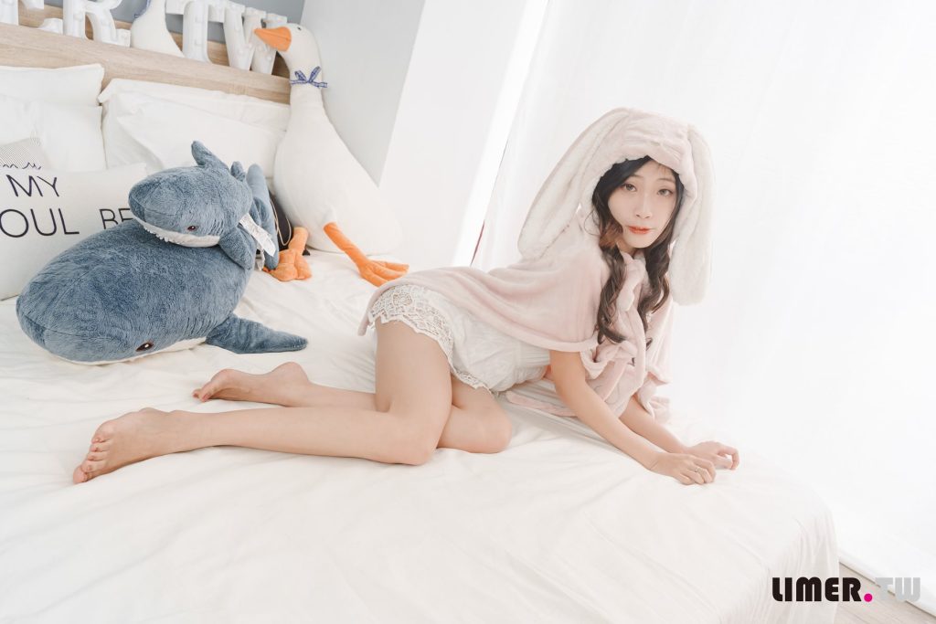 Limerence原创 NO.057 Yumi 变身可爱兔兔送裸足来拜年[165P/1V/3.19GB]插图1