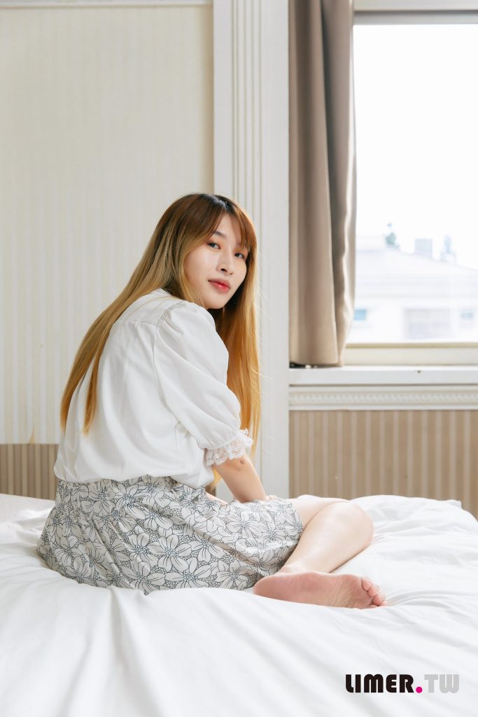 Limerence原创 NO.062 小星星 美脚与薯条的较劲 油亮的脚底[215P/1V/3.92GB]插图2